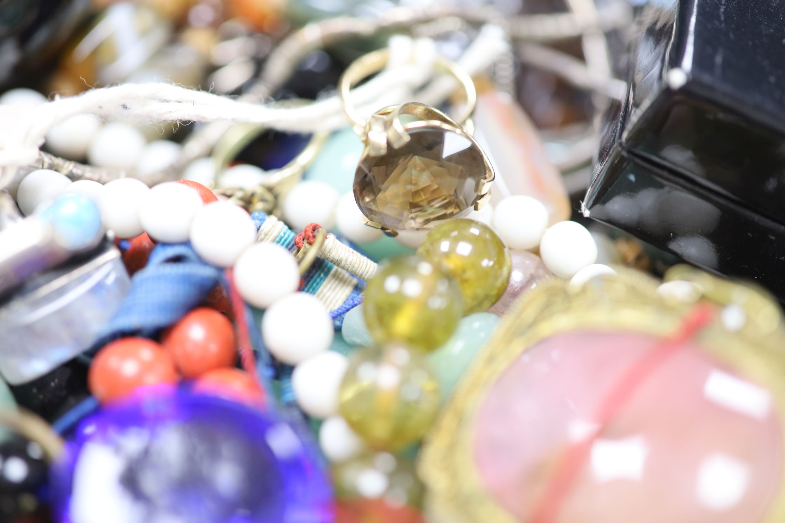 A mixed group of assorted jewellery including costume, agate necklaces, 925 ring, Blue John ring stamped silver etc.